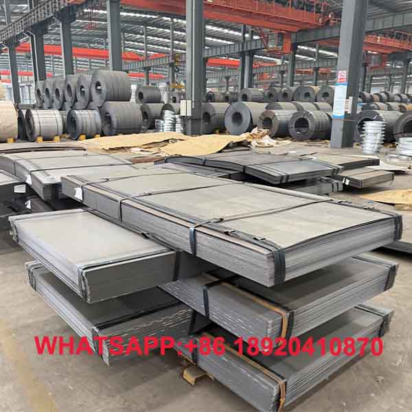Pengawasan mutu kelurusan fisik penampang horizontal pelat logam hitam pembentuk harga besi plat lembaran.
