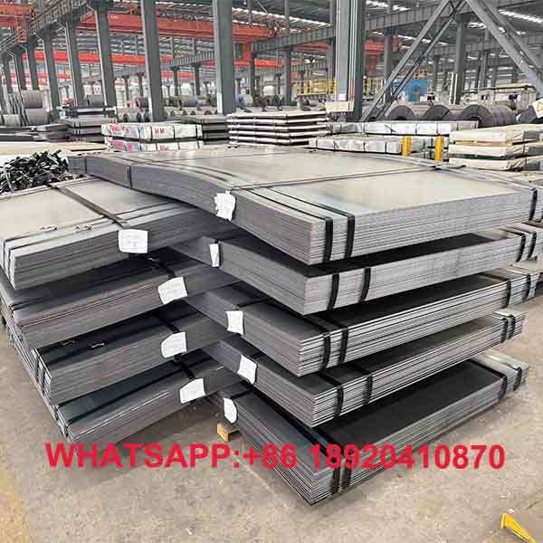 Logistik overhead crane memindahkan material plat hitam datar dari hanggar penyimpanan pesanan Plat baja lembaran.