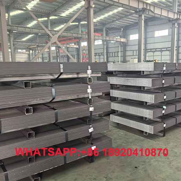 Penyimpanan logistik pelat baja lantai industri bermotif kasar sebelum pengapalan jenis plat besi lembaran.