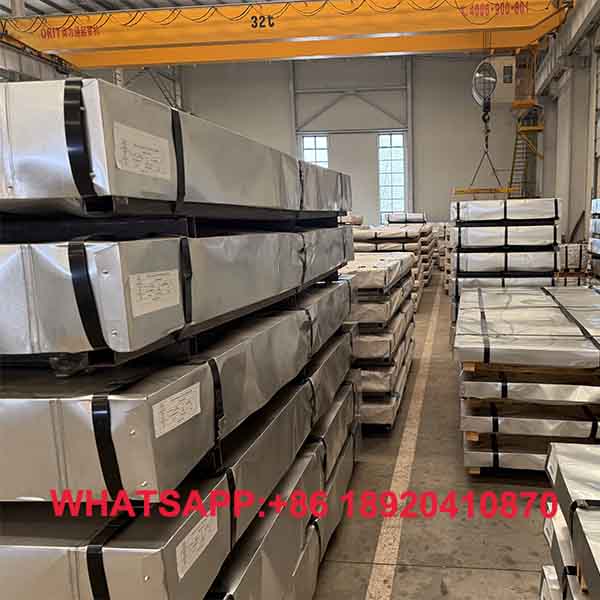 Konstruksi bangunan bawah atap hanggar pabrik logam penampung volume stok berskala besar spesifikasi plat besi cold rolled.