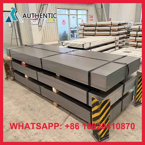 Detail bagian pinggiran potongan siku dari tumpukan material logam rata kelolaan agen supplier plat crc.