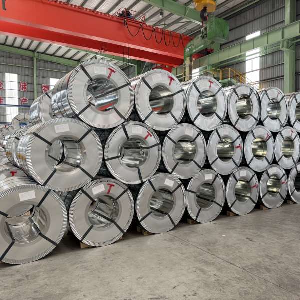 Standard sea-worthy export packaging for wholesale ppgi steel coils with metal straps